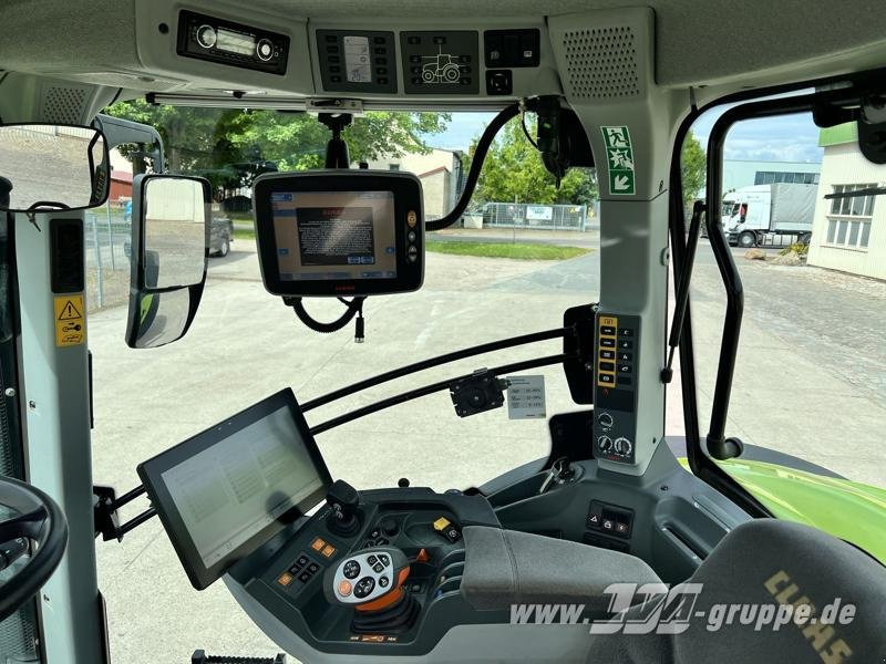 Farm tractor CLAAS Axion 870