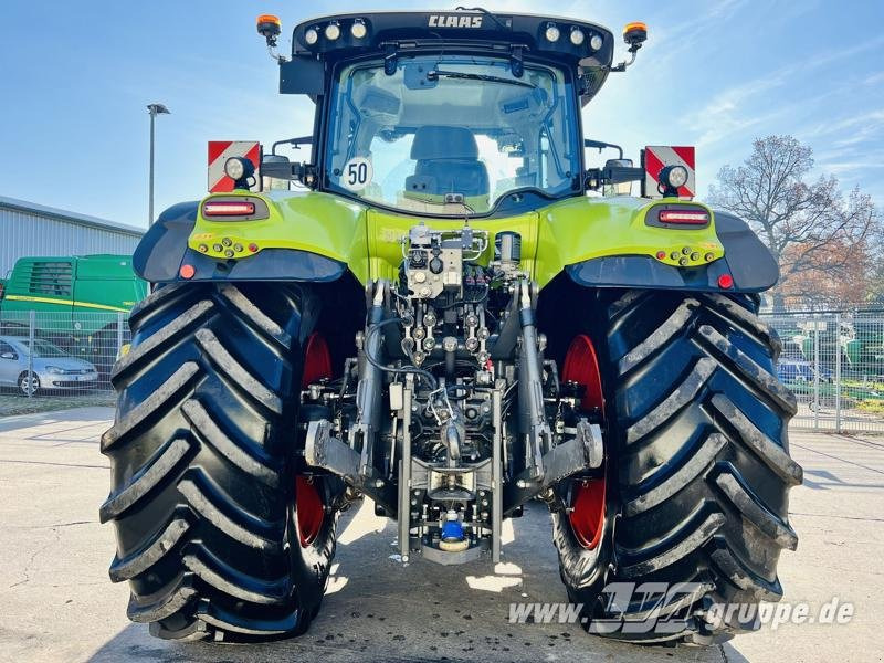 Farm tractor CLAAS Axion 870