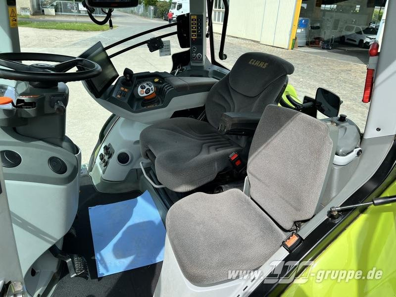 Farm tractor CLAAS Axion 870