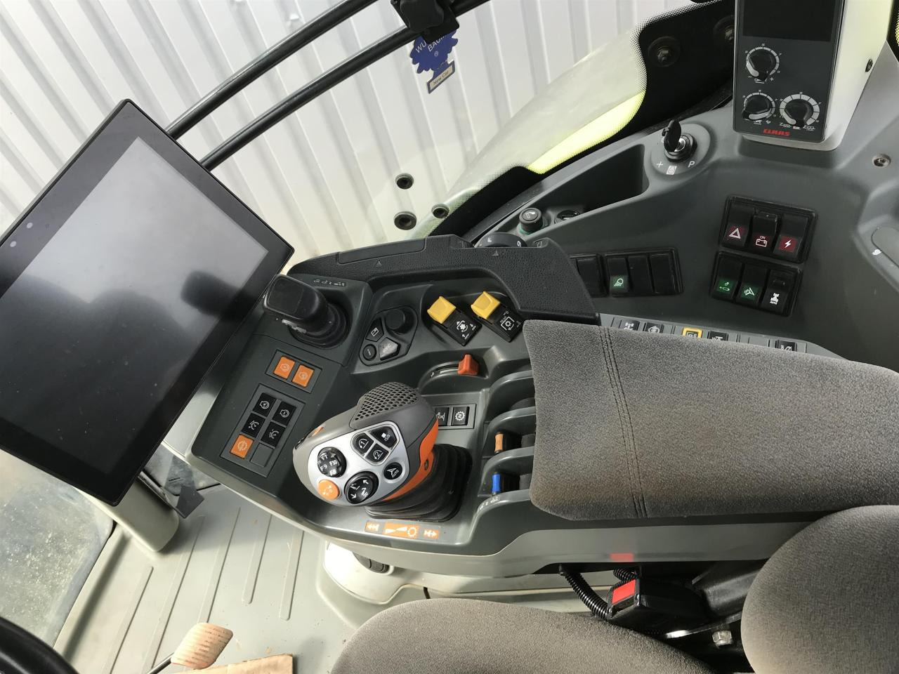 Farm tractor CLAAS Axion 870