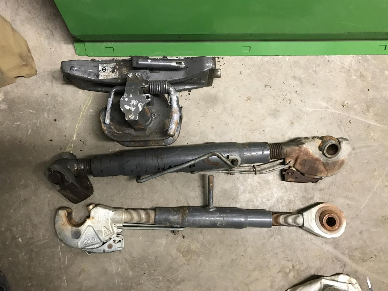 Farm tractor CLAAS Axion 870