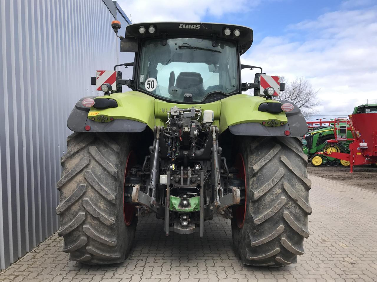 Farm tractor CLAAS Axion 870