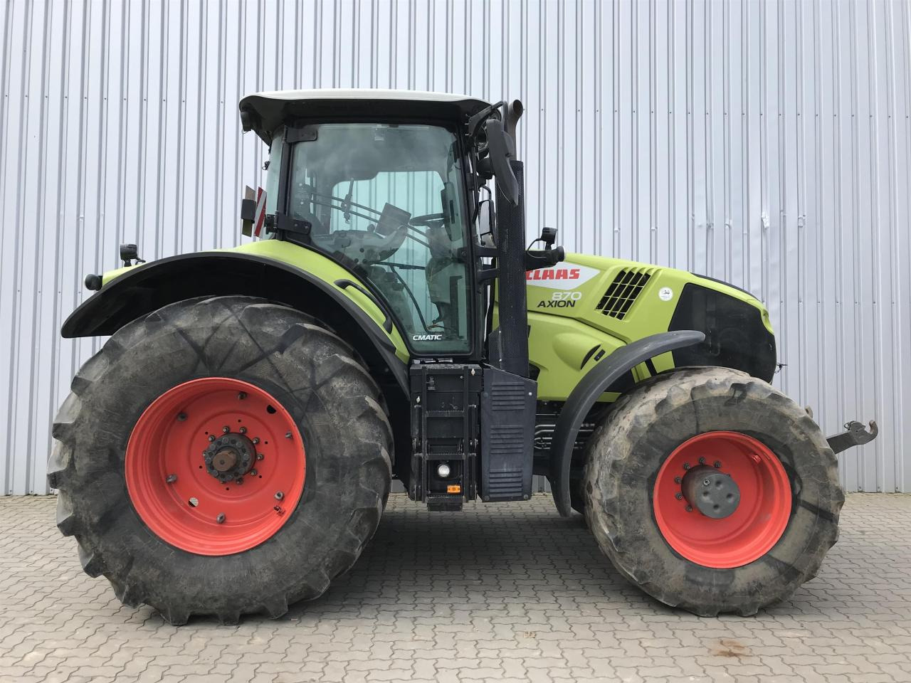 Farm tractor CLAAS Axion 870