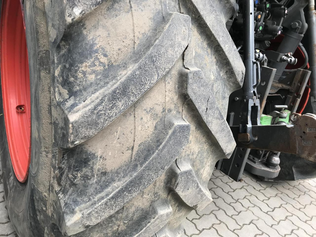 Farm tractor CLAAS Axion 870