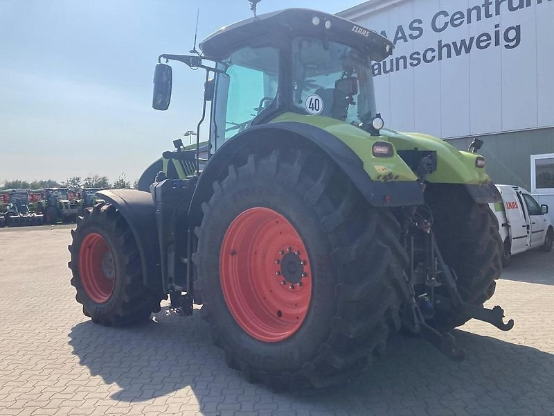 Farm tractor CLAAS Axion 930