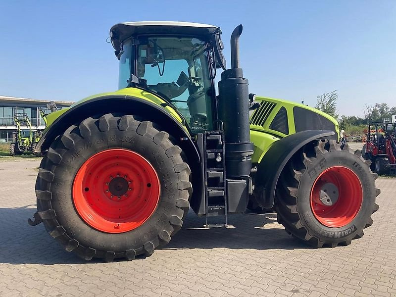 Farm tractor CLAAS Axion 930