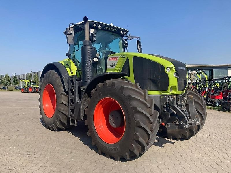 Farm tractor CLAAS Axion 930