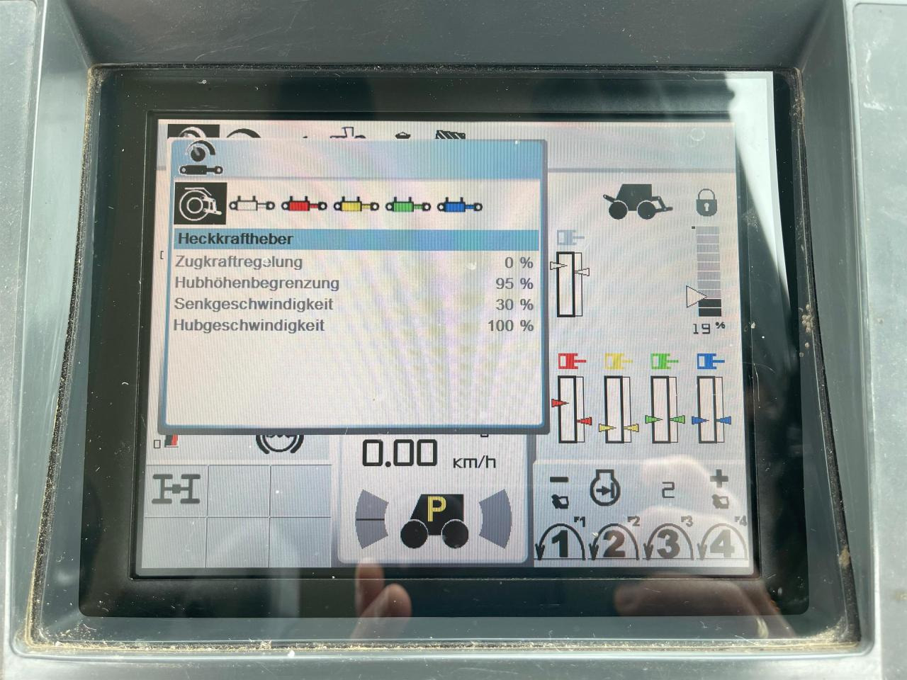 Farm tractor CLAAS Xerion 3800 Trac PTO mit GPS S3 mit Frontkraftheber und Heckzapfwelle, kommt vom Erstbesitzer, gepfl