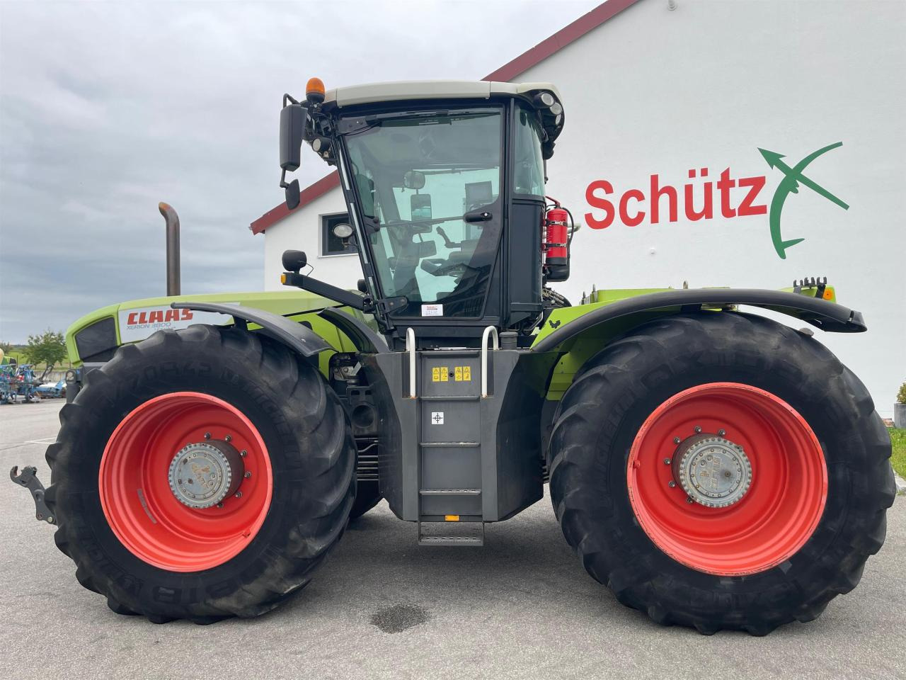 Farm tractor CLAAS Xerion 3800 Trac PTO mit GPS S3 mit Frontkraftheber und Heckzapfwelle, kommt vom Erstbesitzer, gepfl