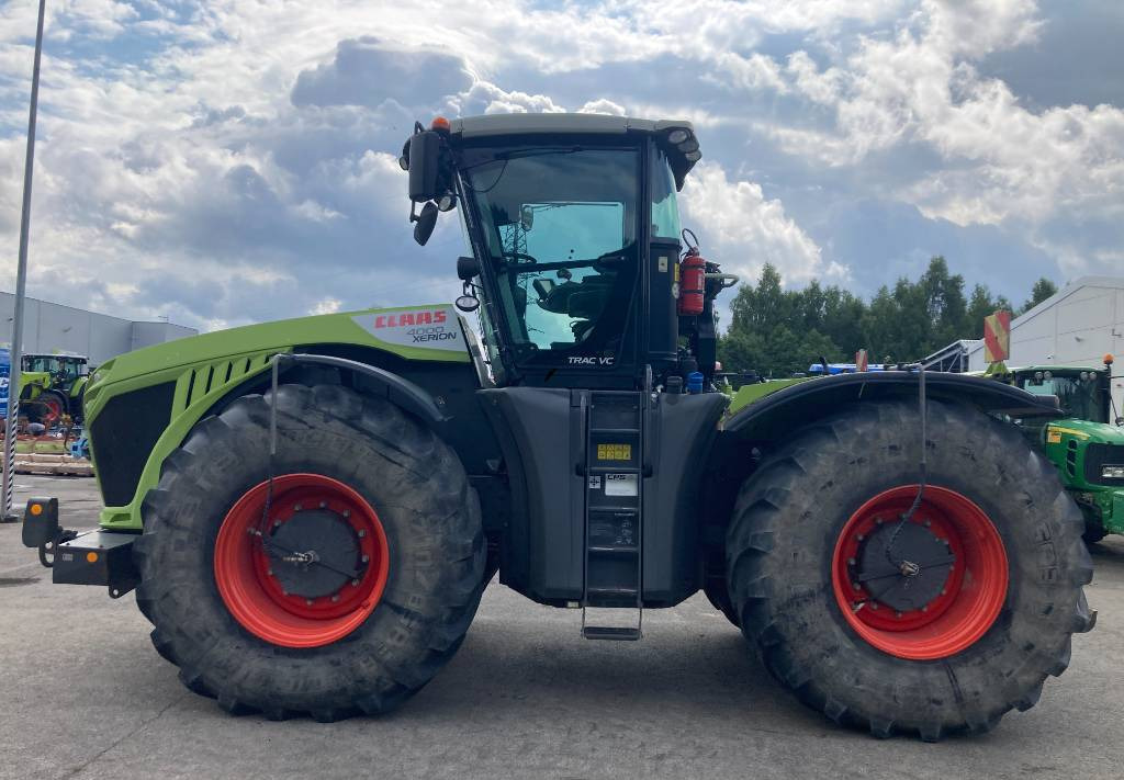Farm tractor CLAAS Xerion 4000 Trac VC