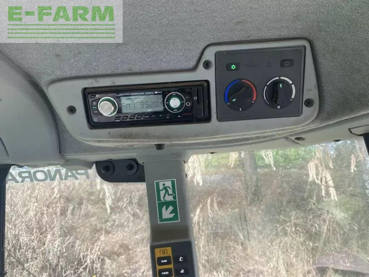 Farm tractor CLAAS arion 440 toit haut