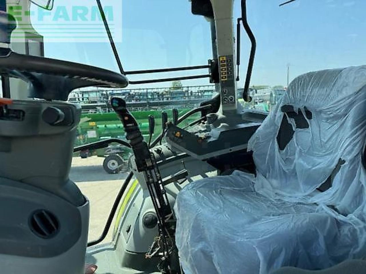 Farm tractor CLAAS arion 520