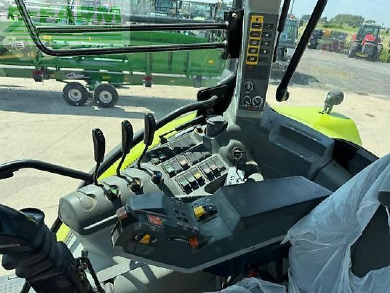 Farm tractor CLAAS arion 520