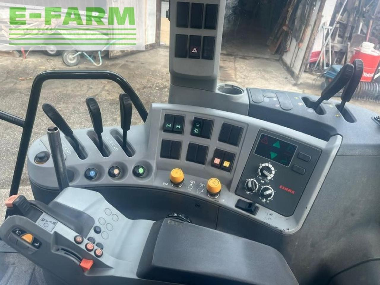 Farm tractor CLAAS arion 520