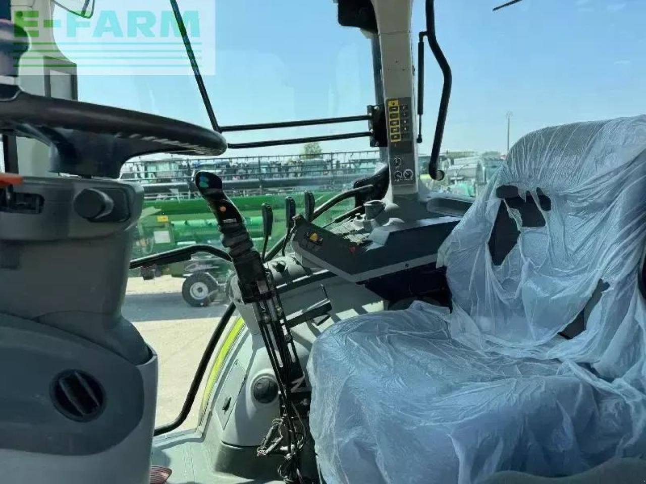 Farm tractor CLAAS arion 520