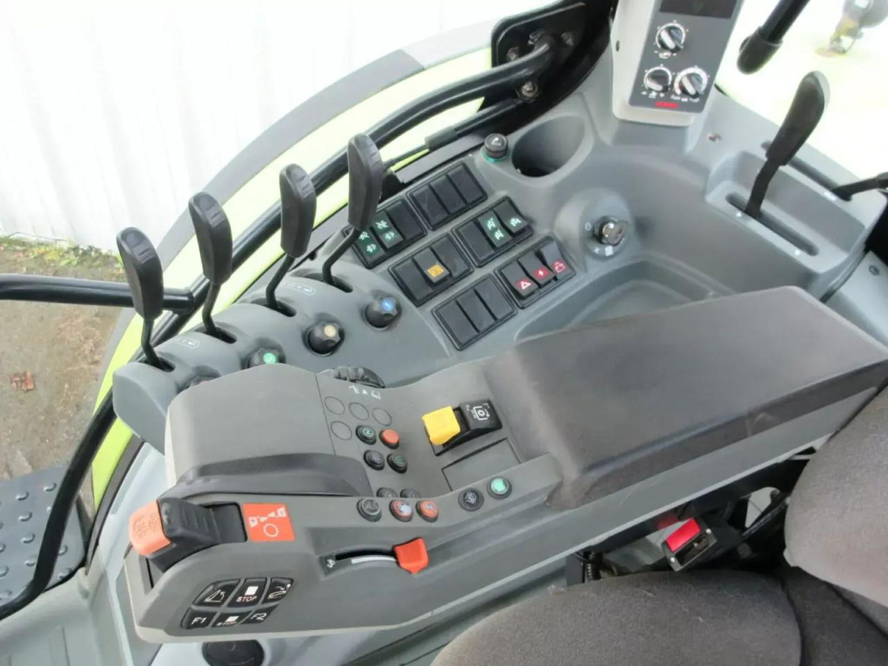 Farm tractor CLAAS arion 610 advance