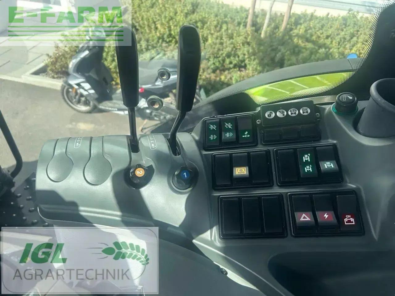 Farm tractor CLAAS arion 610 hexashift