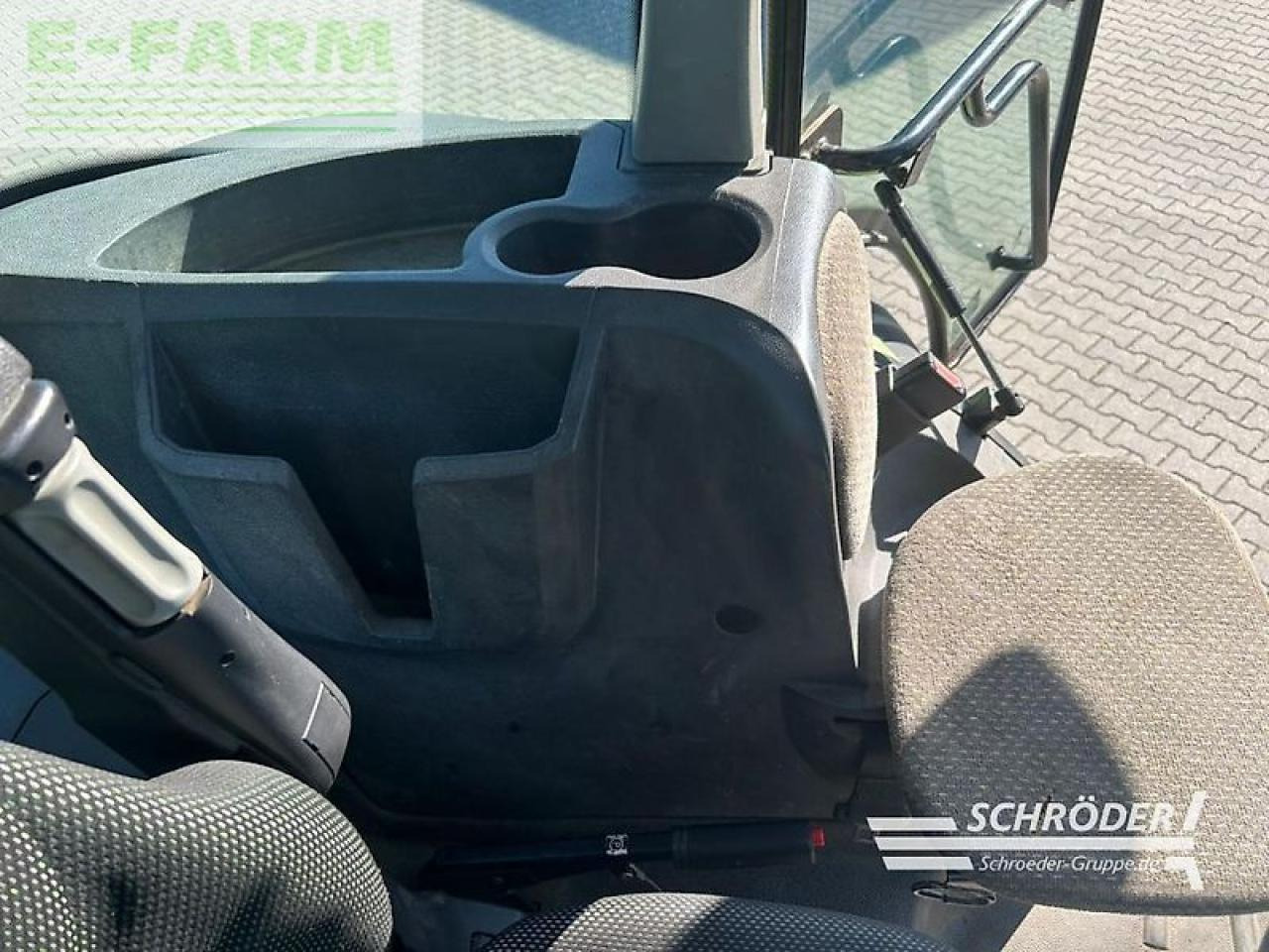 Farm tractor CLAAS arion 640