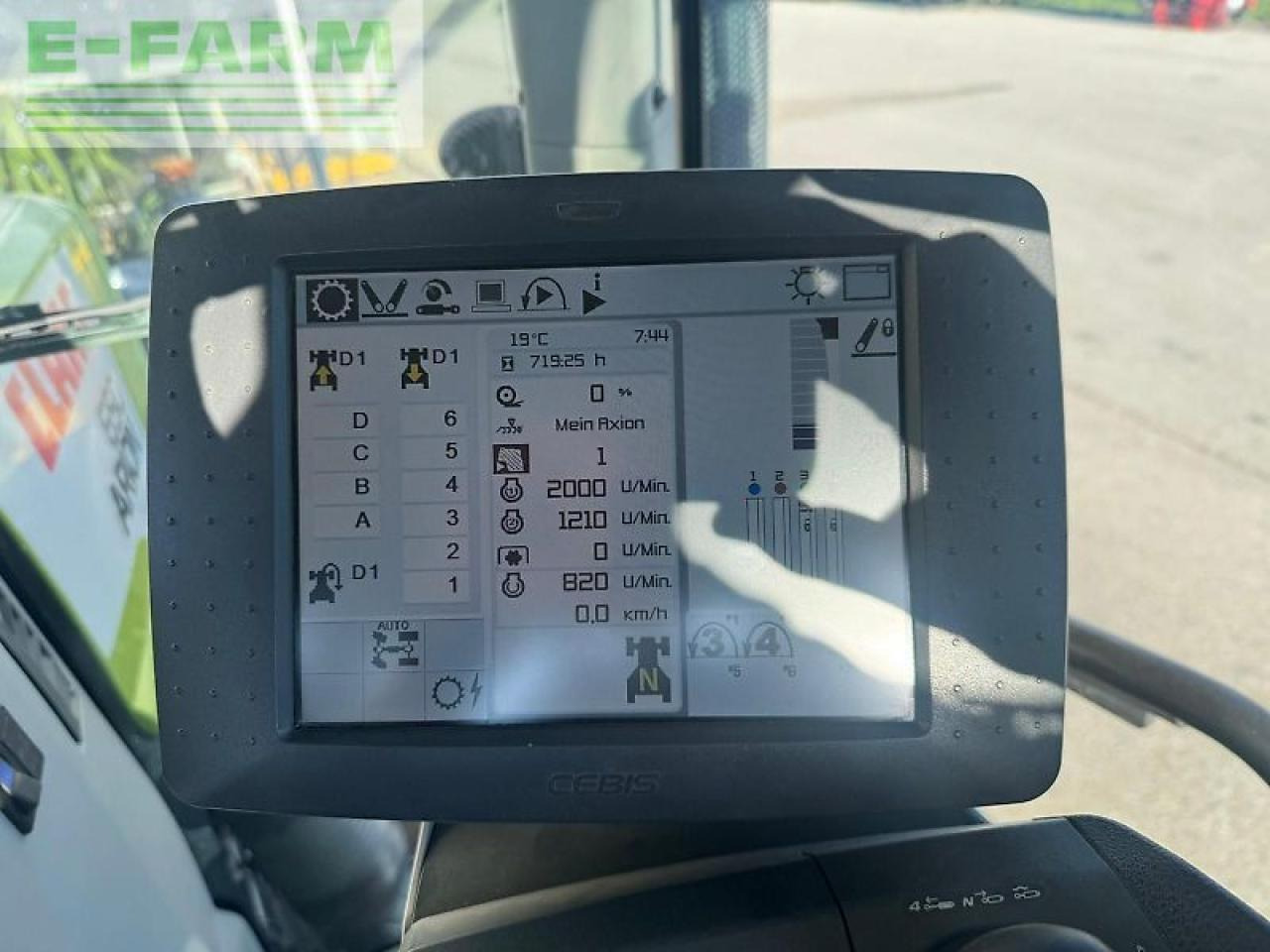 Farm tractor CLAAS arion 650