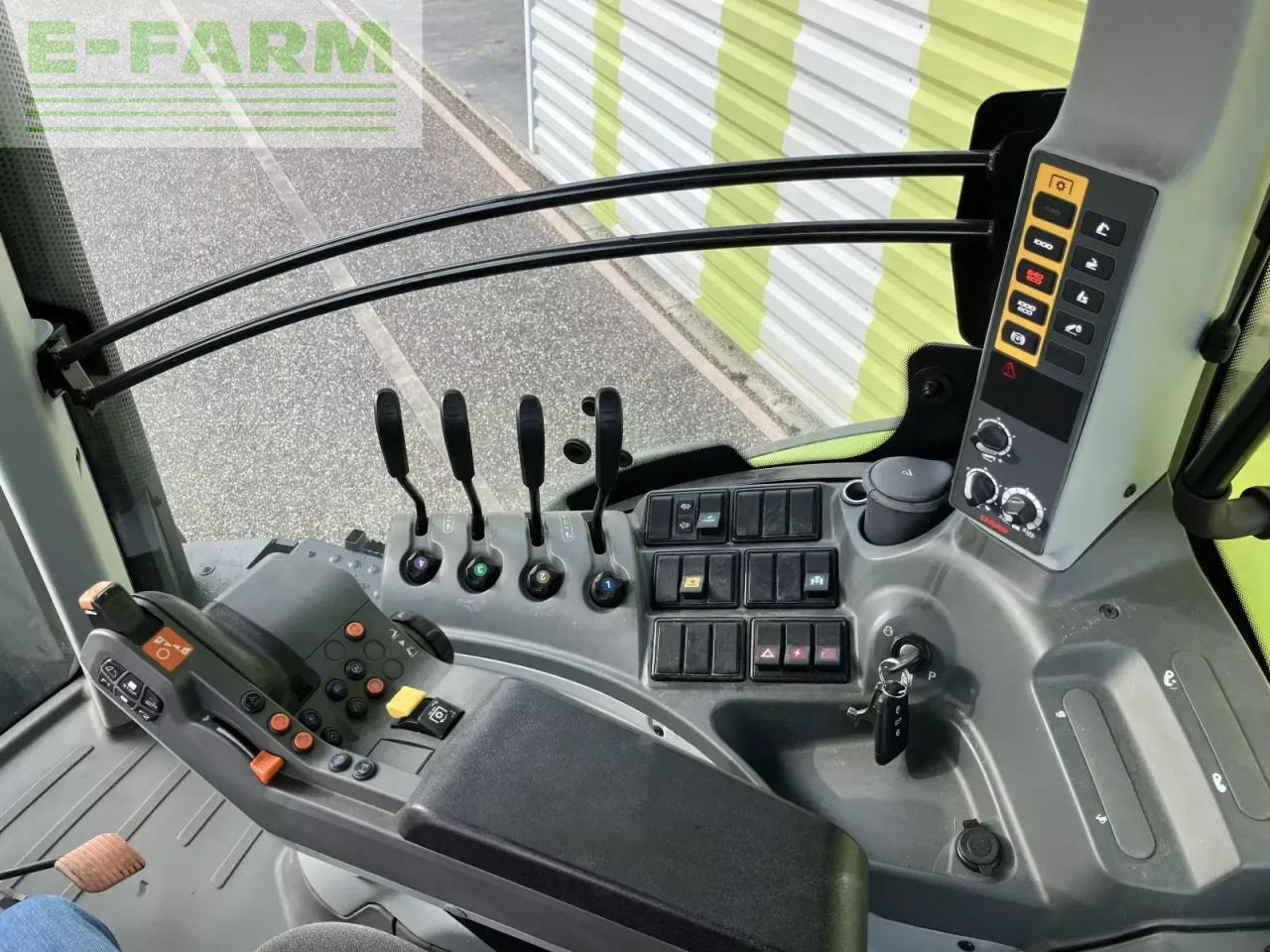 Farm tractor CLAAS axion 800 hexashift ls+