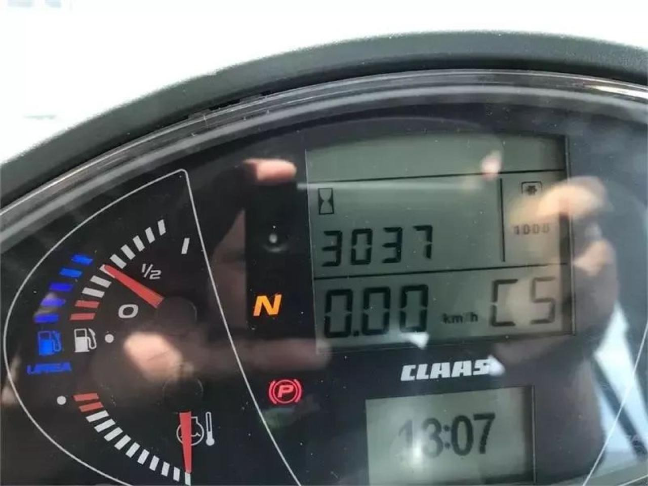 Farm tractor CLAAS axion 810