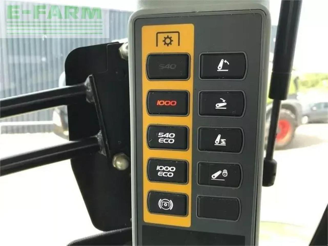 Farm tractor CLAAS axion 810