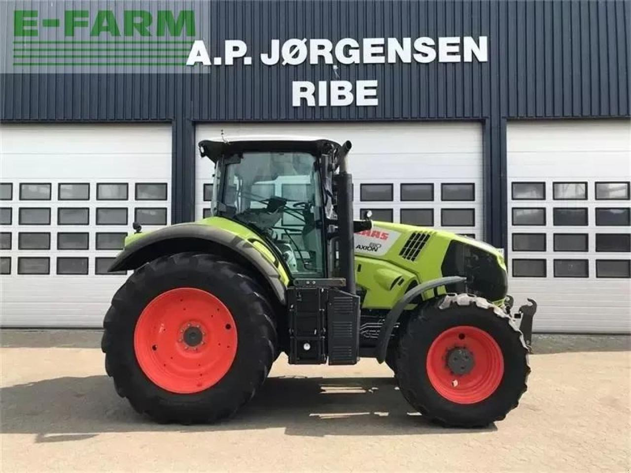 Farm tractor CLAAS axion 810