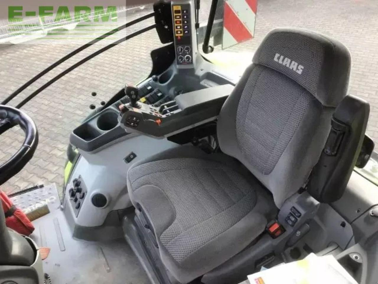 Farm tractor CLAAS axion 810