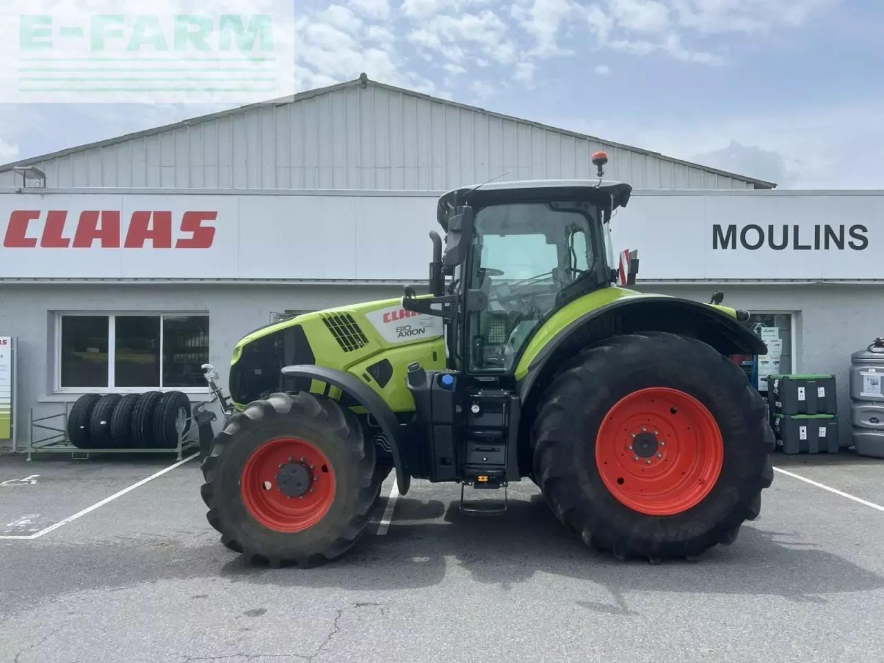 Farm tractor CLAAS axion 810