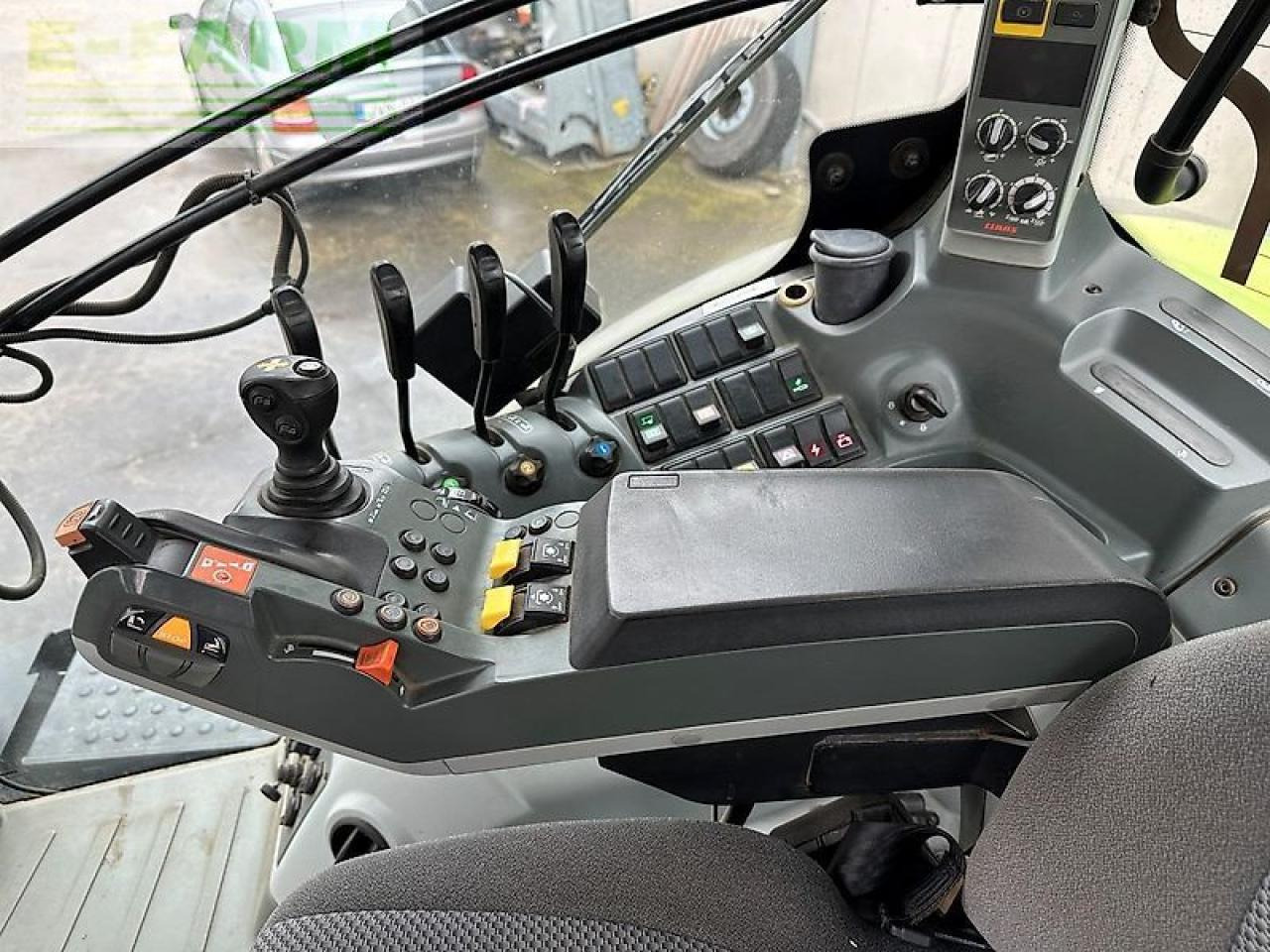 Farm tractor CLAAS axion 810