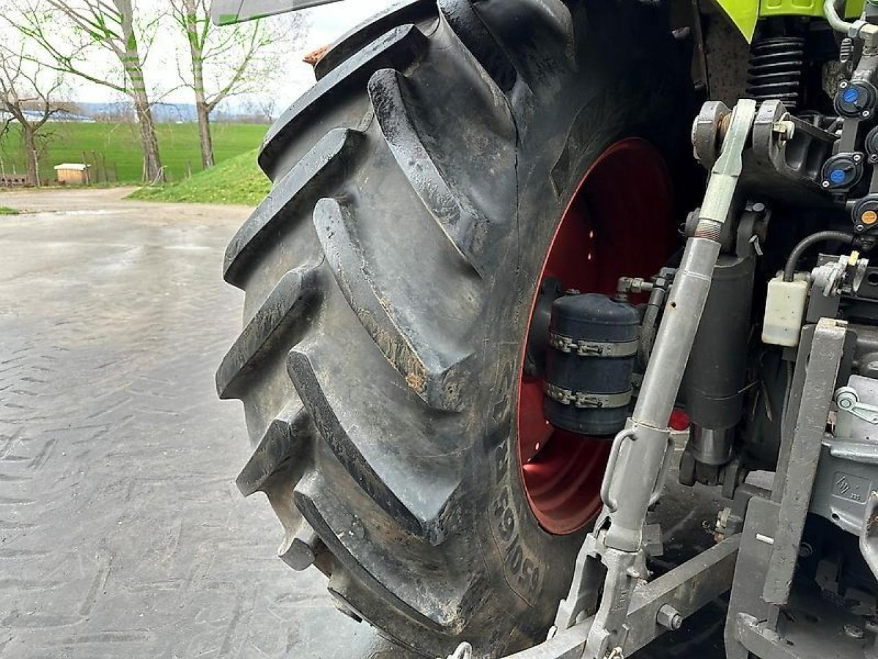 Farm tractor CLAAS axion 810