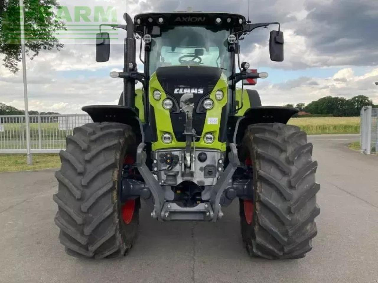 Farm tractor CLAAS axion 810