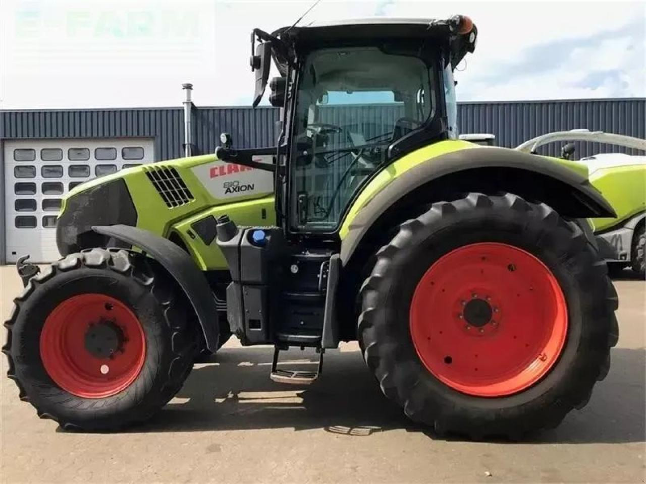 Farm tractor CLAAS axion 810