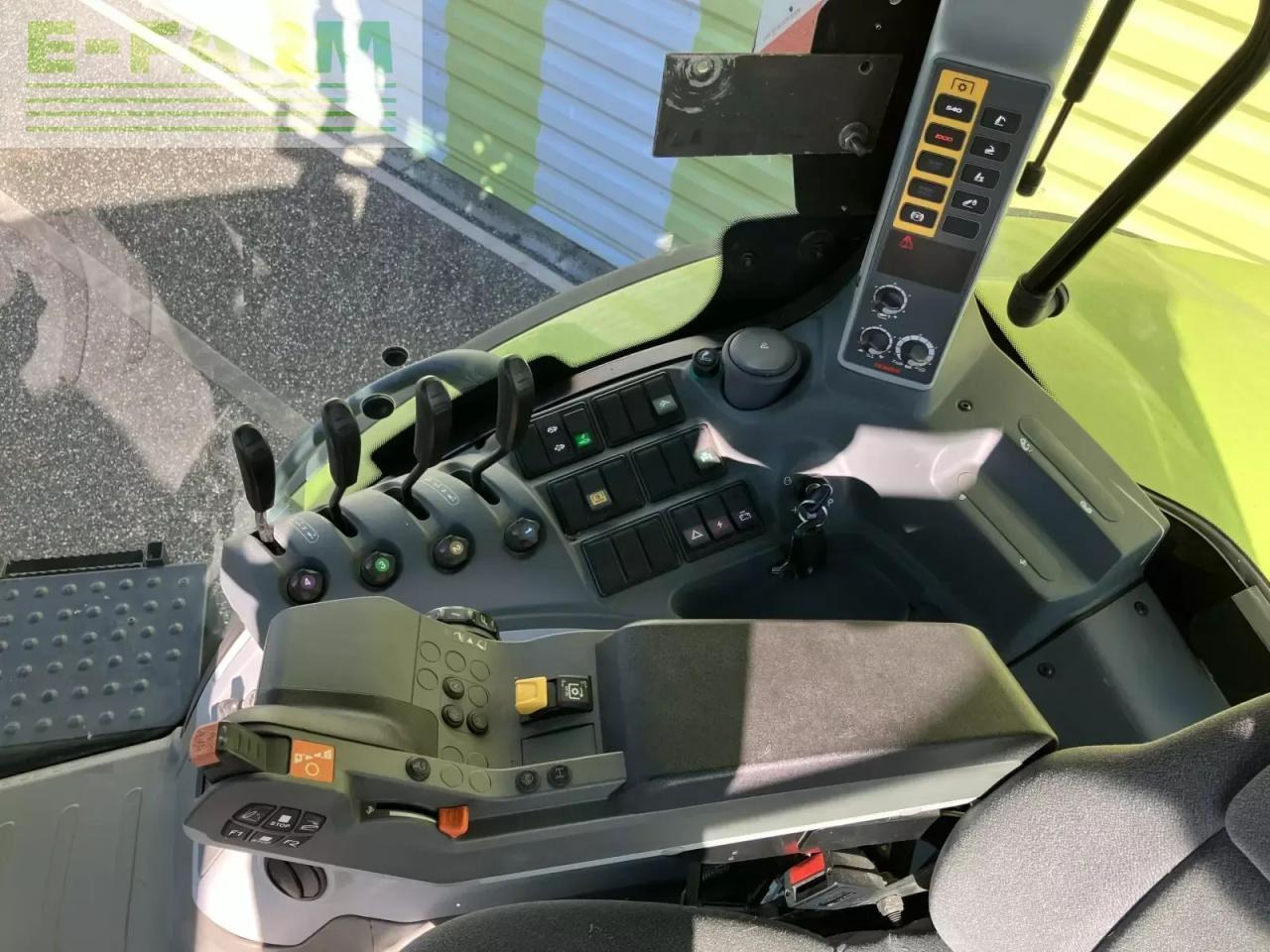 Farm tractor CLAAS axion 810 cis