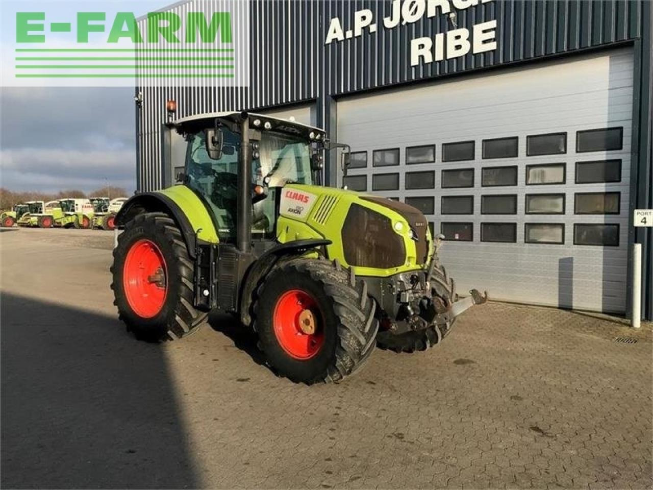 Farm tractor CLAAS axion 810 cmatic