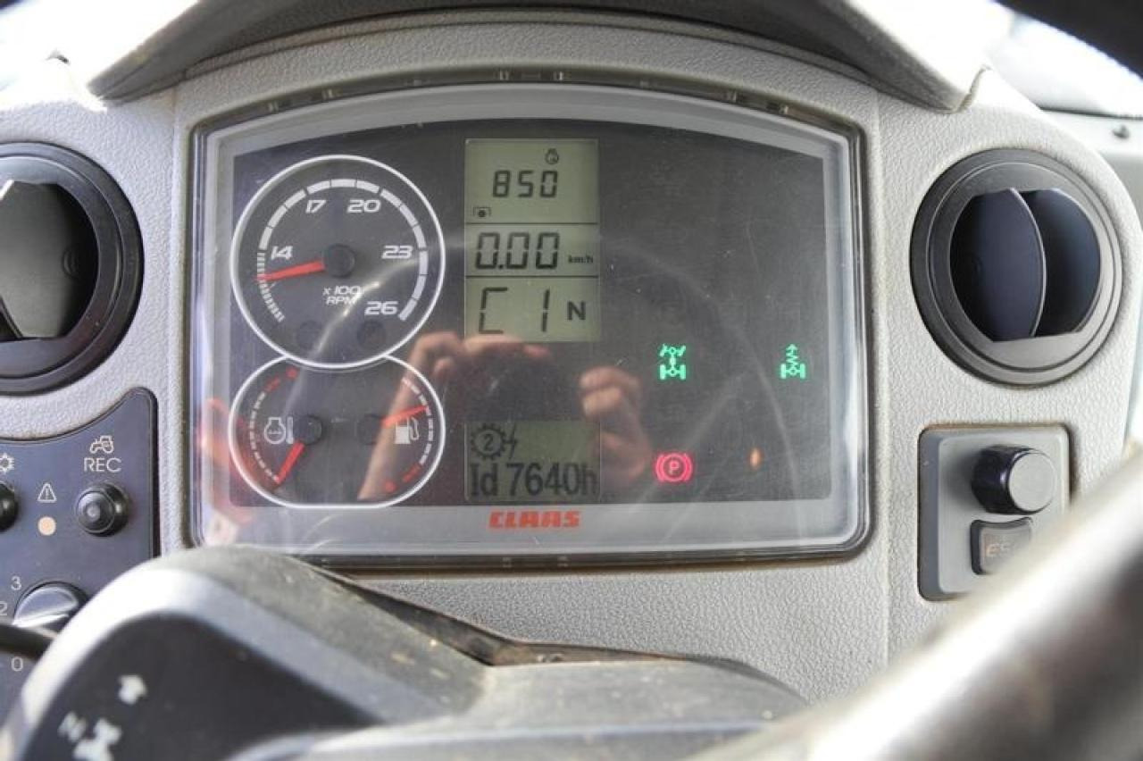 Farm tractor CLAAS axion 820