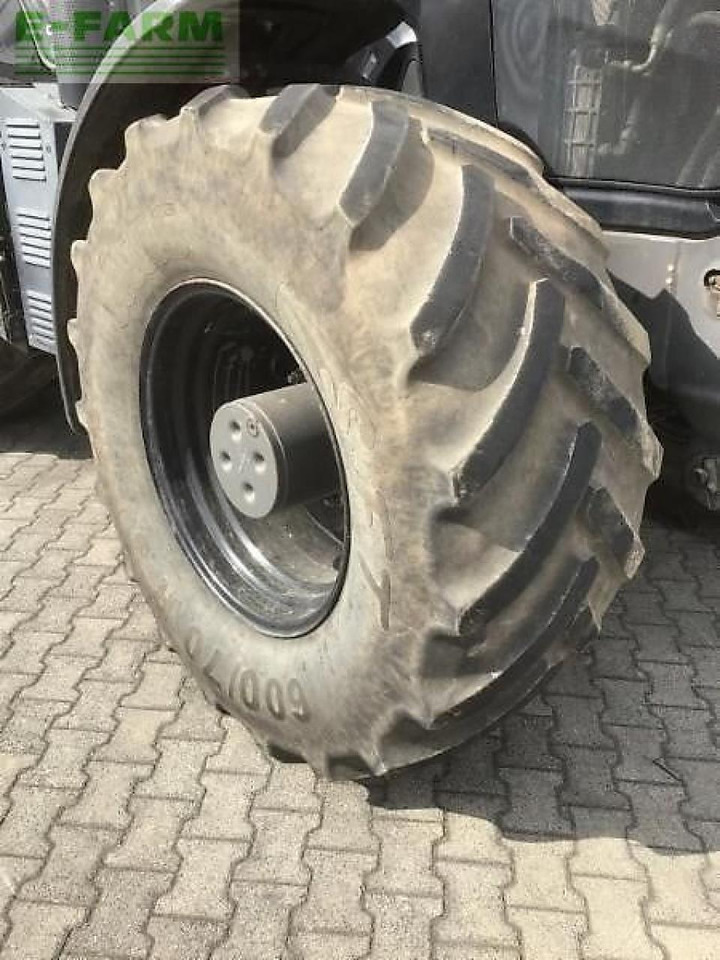 Farm tractor CLAAS axion 830