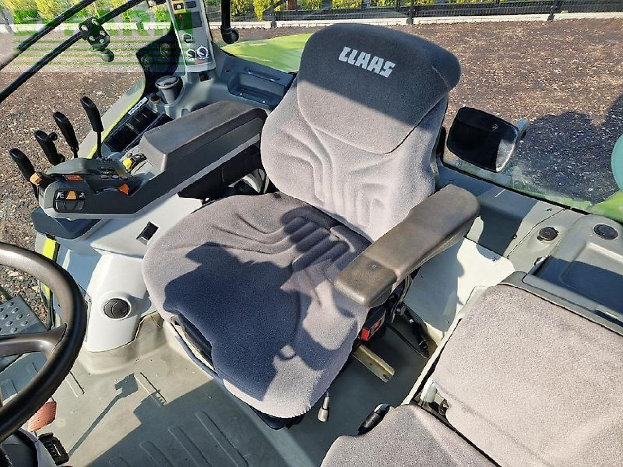 Farm tractor CLAAS axion 830 cis