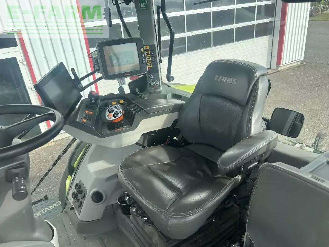 Farm tractor CLAAS axion 870