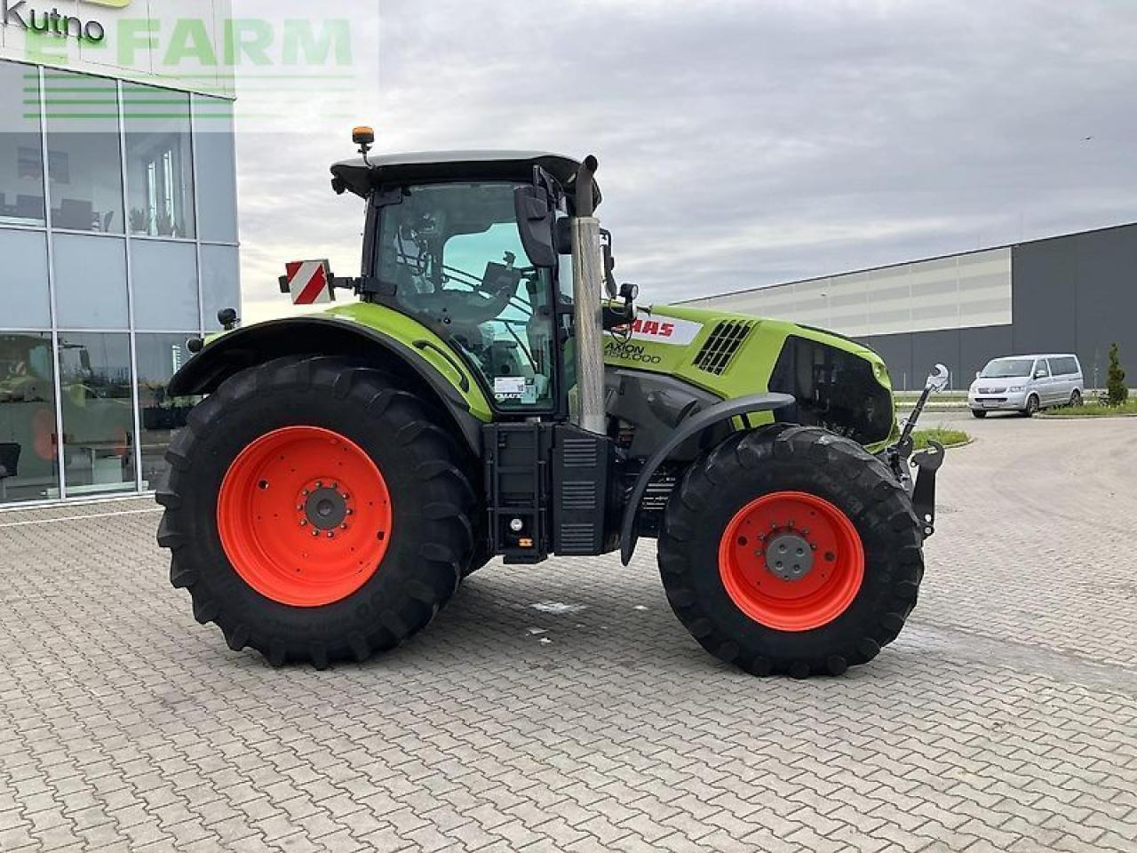 Farm tractor CLAAS axion 870