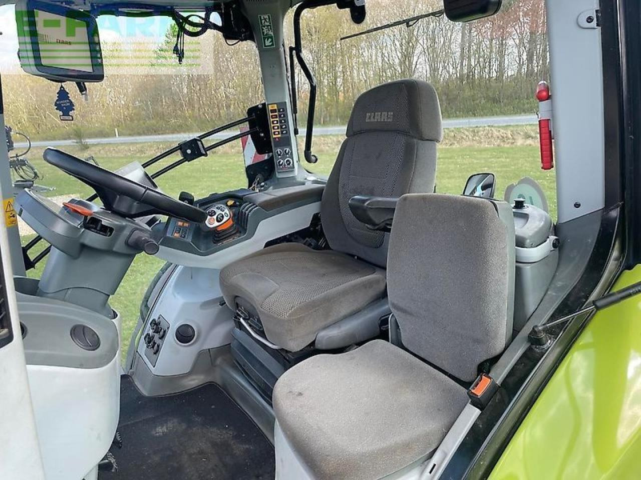 Farm tractor CLAAS axion 870