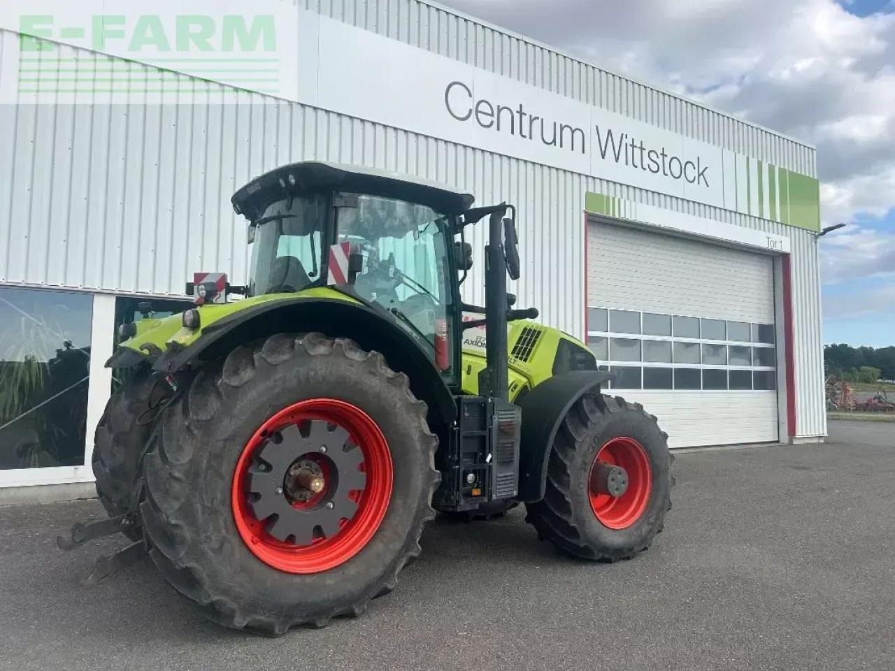 Farm tractor CLAAS axion 870