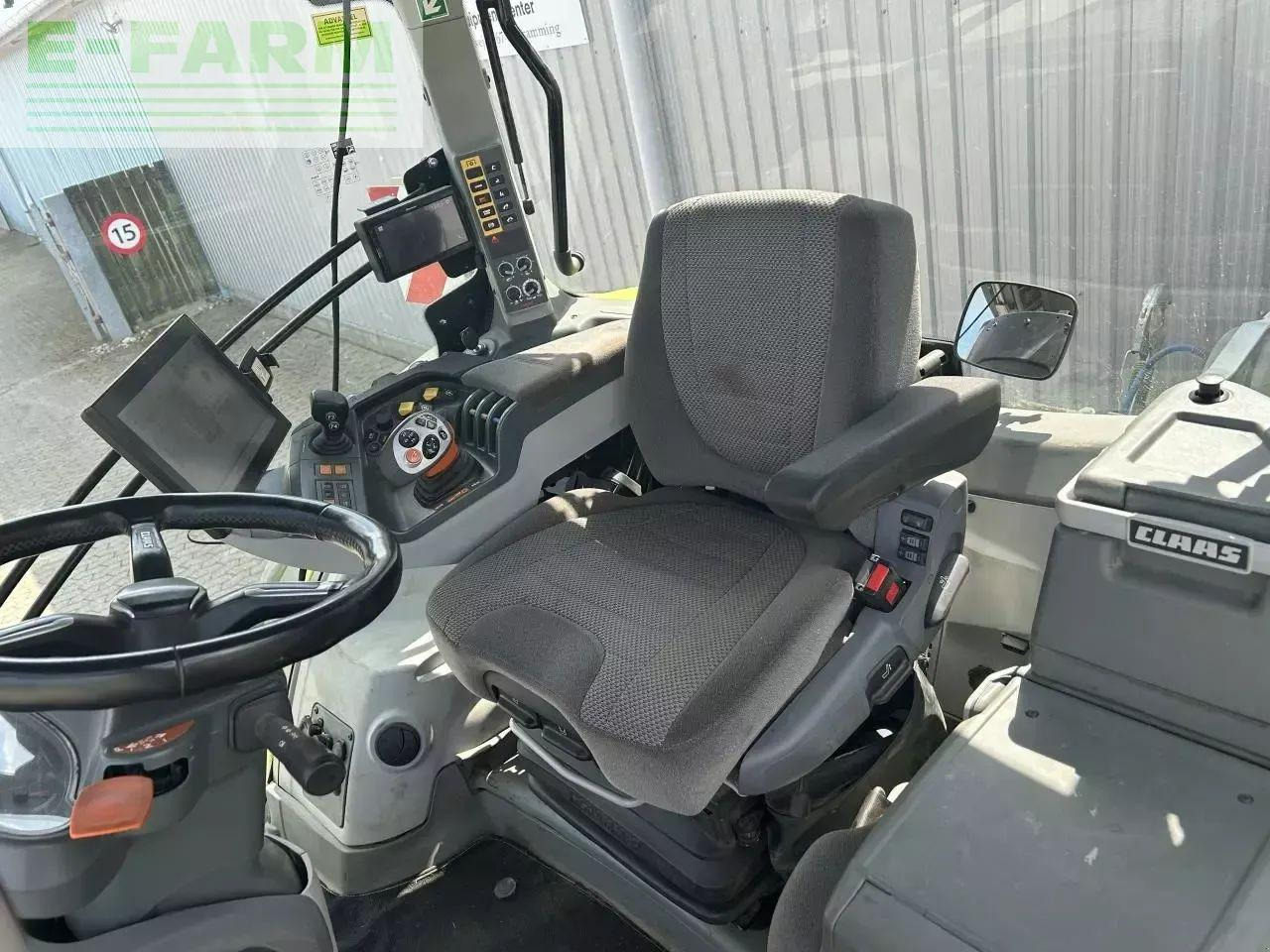 Farm tractor CLAAS axion 870