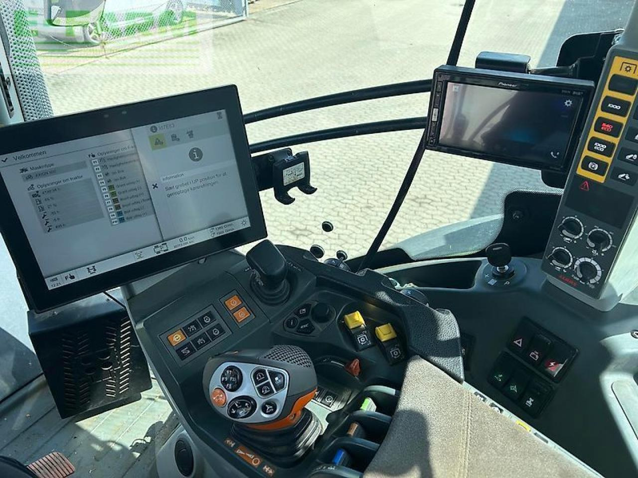 Farm tractor CLAAS axion 870