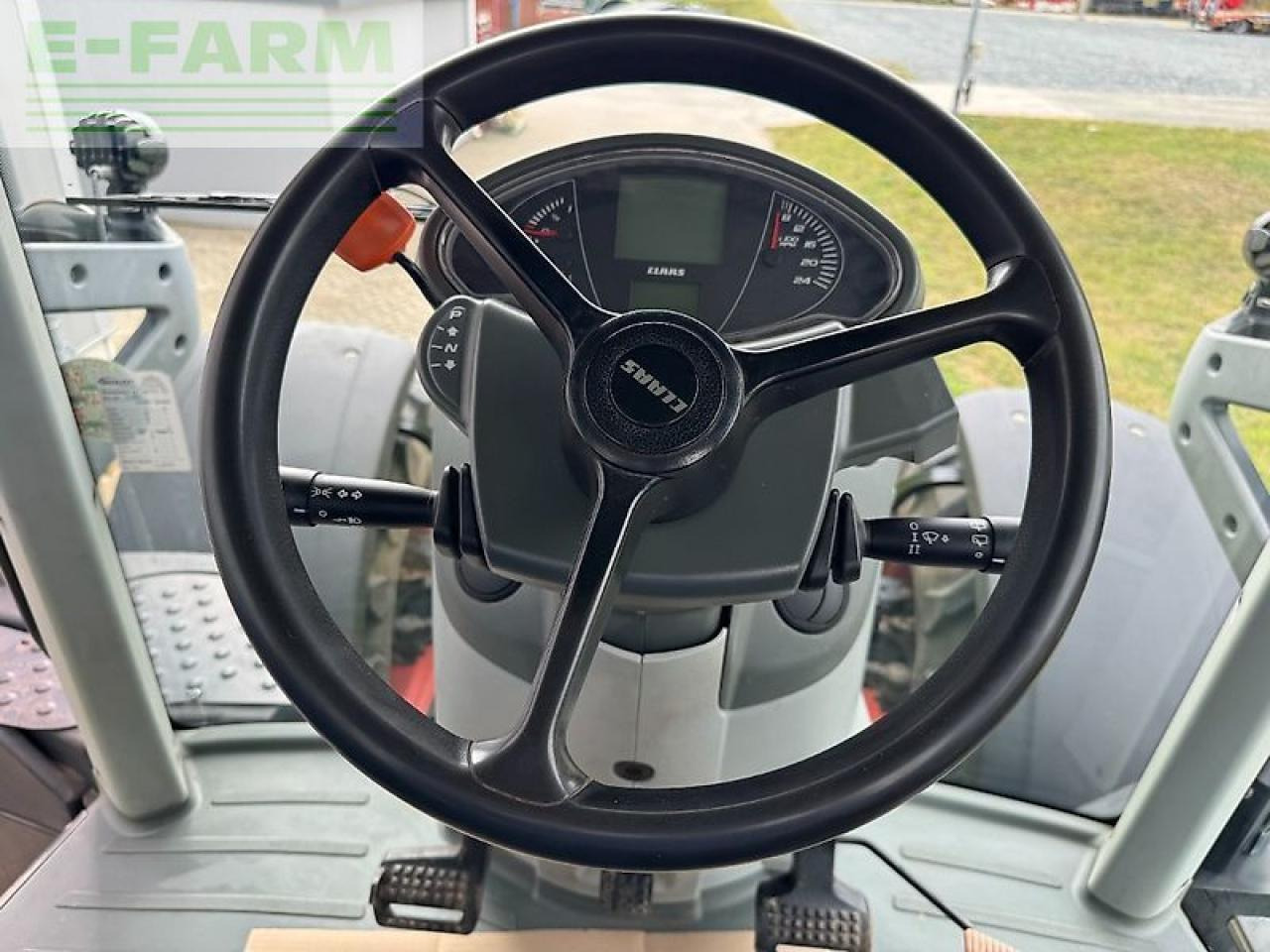 Farm tractor CLAAS axion 870