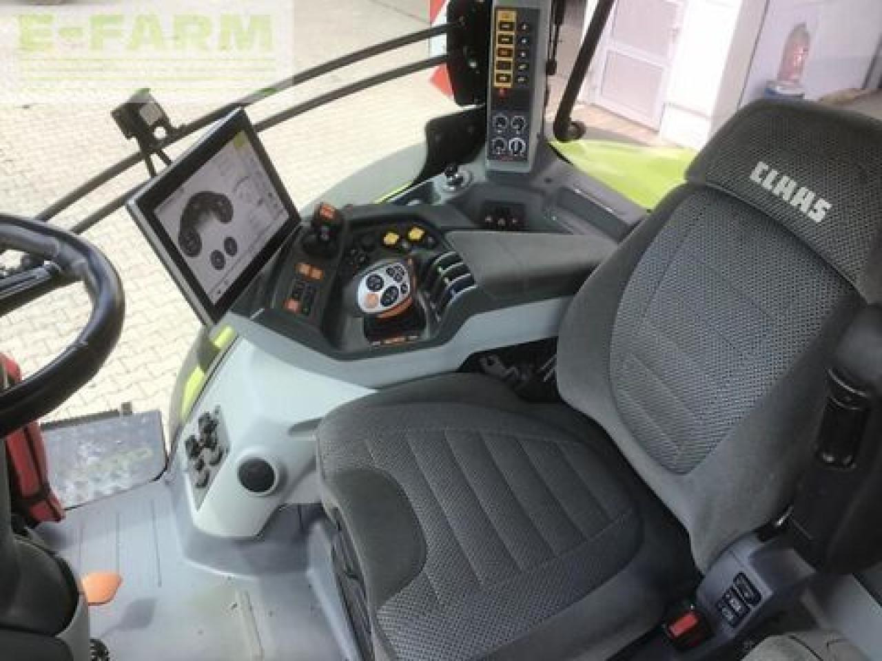 Farm tractor CLAAS axion 870