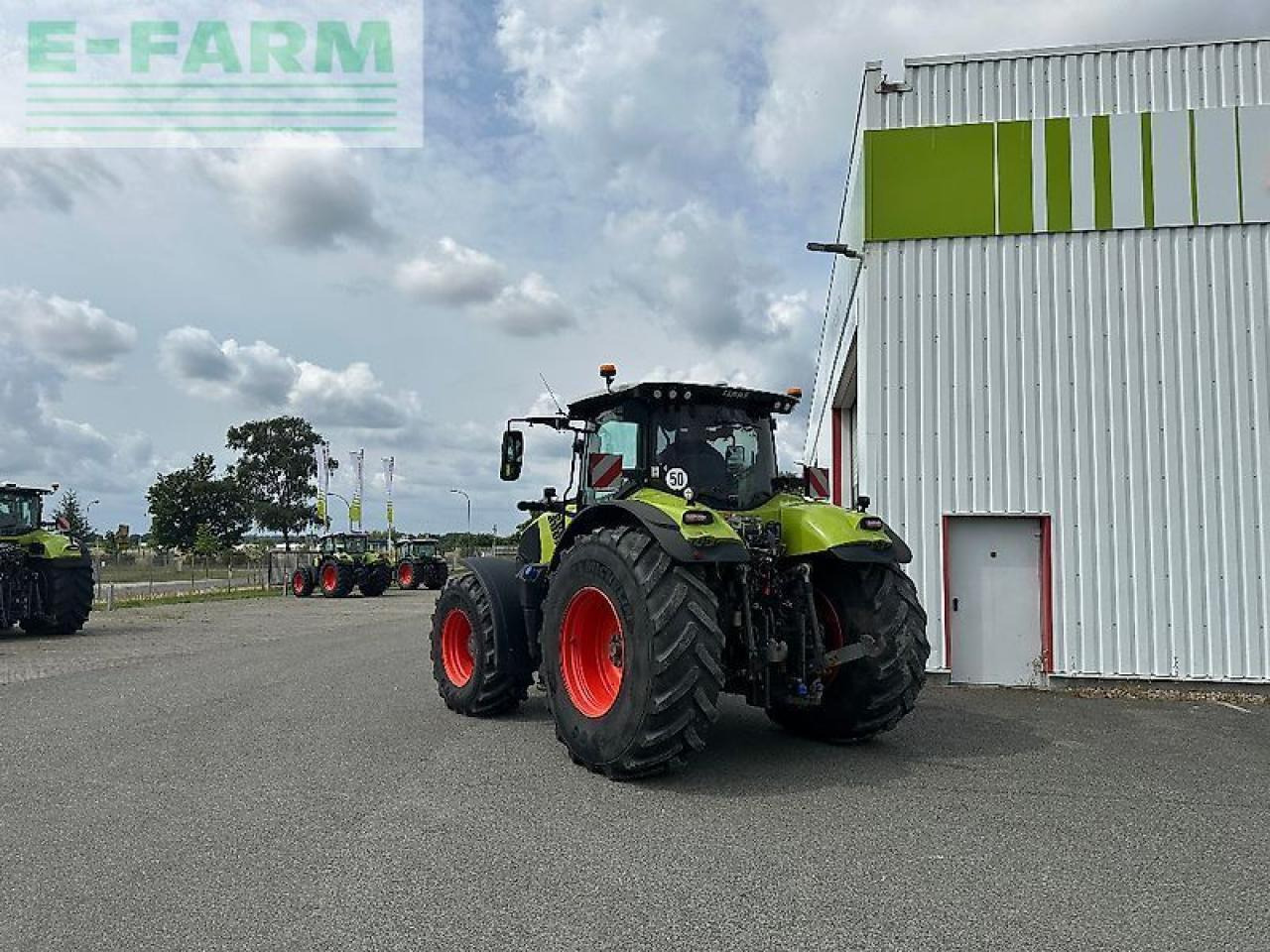 Farm tractor CLAAS axion 870