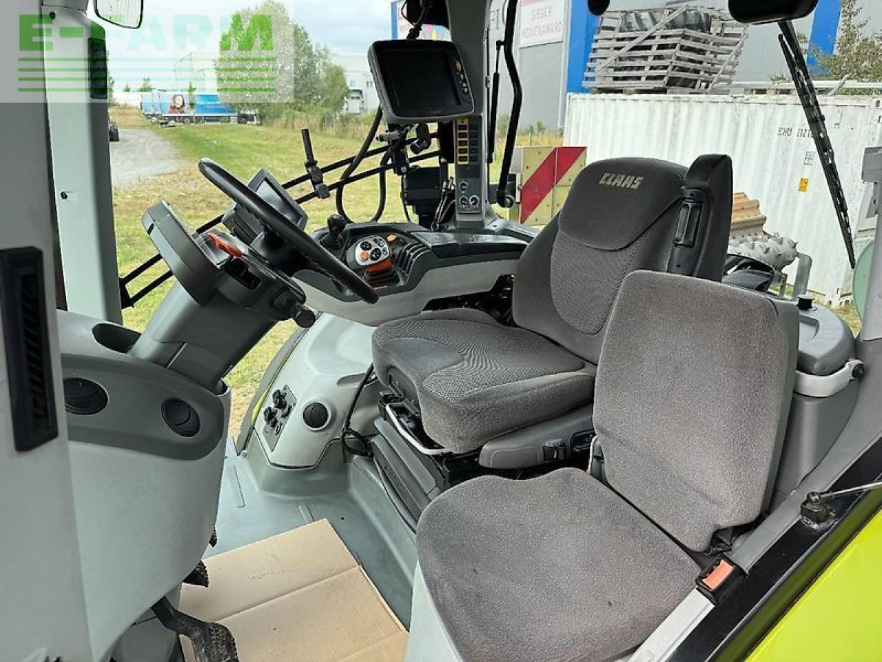 Farm tractor CLAAS axion 870