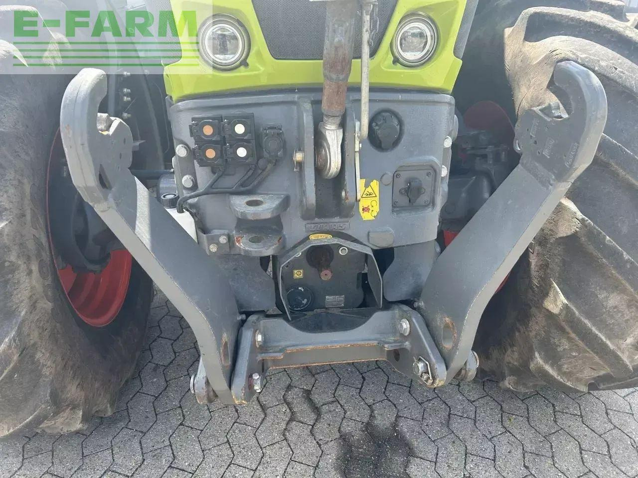Farm tractor CLAAS axion 870