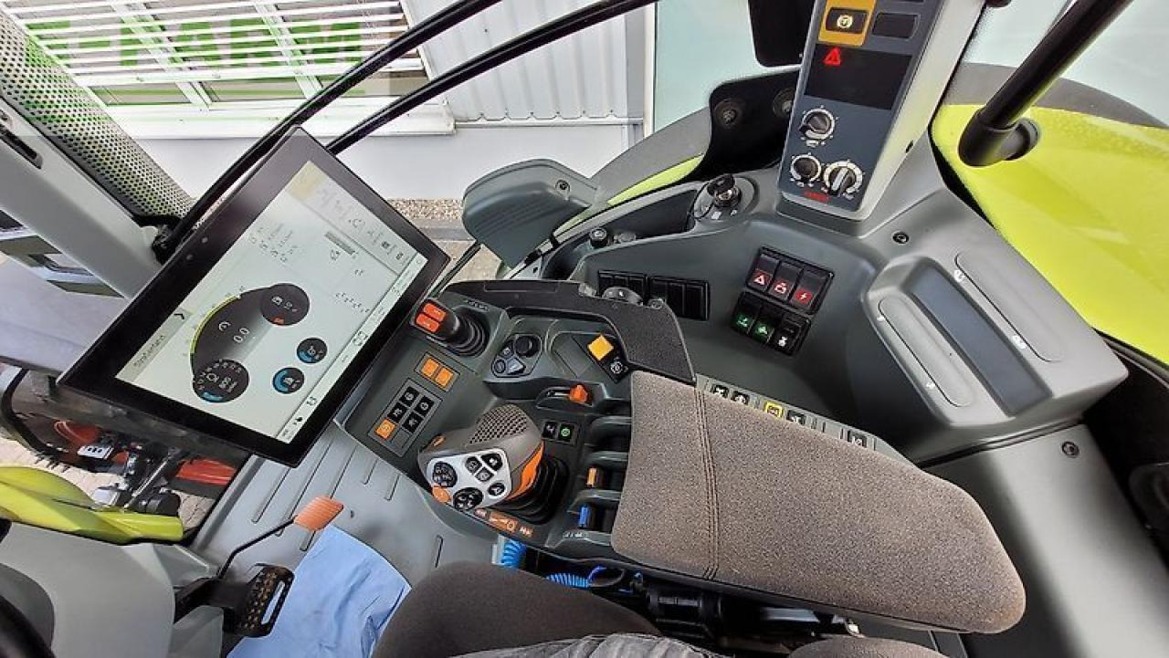 Farm tractor CLAAS axion 870 cmatic